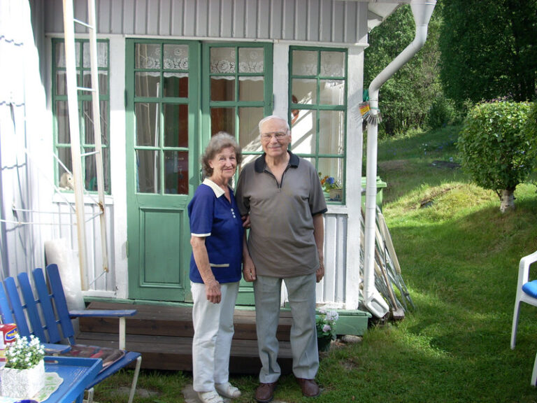 Birgit & Erling Grönstedt framför huset i Lugnviksstrand
