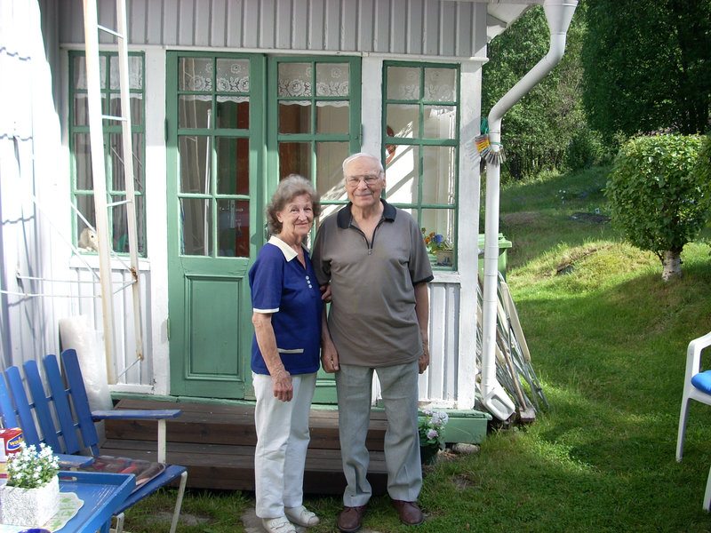 Birgit & Erling Grönstedt framför huset i Lugnviksstrand