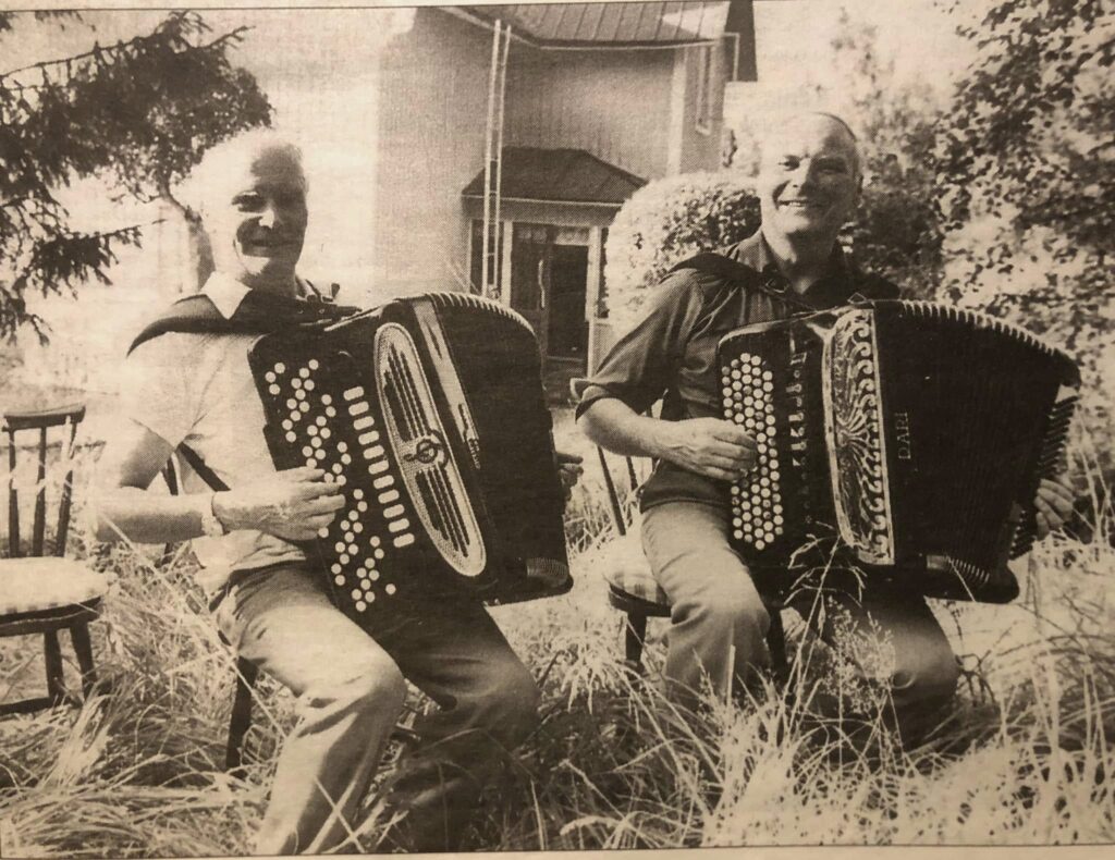 Karl och Erling Grönstedt spelar dragspel utomhus, Karl på Giulietti och Erling på Dari